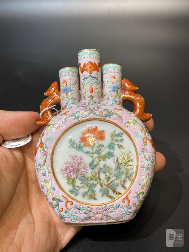 清嘉庆 宫粉地洋彩缠枝莲开光花卉纹三管小扁瓶 - 图7